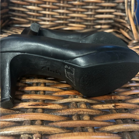 Clarks Indigo Women's Black Leather Comfort Platform
Classic Pump Heels 6 - Picture 15 of 16